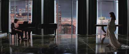 Jamie Dornan au piano et Dakota Johnson, drappée dans 50 nuances de grey Jamie Dornan au piano et Dakota Johnson, drappée dans 50 nuances de grey