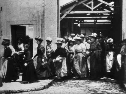 Sortie d'Usine Lumière en 1895 Sortie d'Usine Lumière en 1895