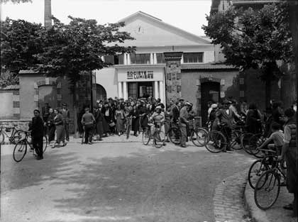 Sortie des Usines Lumière à Joinville dans les années 1930 Sortie des Usines Lumière à Joinville dans les années 1930