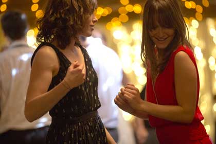 Sophie Verbeeck et Anaïs Demoustier dans A trois on y va de Jérôme Bonnell Sophie Verbeeck et Anaïs Demoustier dans A trois on y va de Jérôme Bonnell