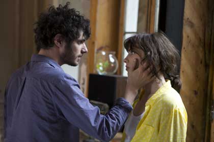 Felix Moati (Micha) et Sophie Verbeeck (Charlotte) dans A trois on y va de Jérôme Bonnell Felix Moati (Micha) et Sophie Verbeeck (Charlotte) dans A trois on y va de Jérôme Bonnell