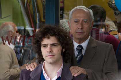 (Alejandro) et Guillermo Francella (Arquimedes) dans El Clan Peter Lanzani (Alejandro) et Guillermo Francella (Arquimedes) dans El Clan