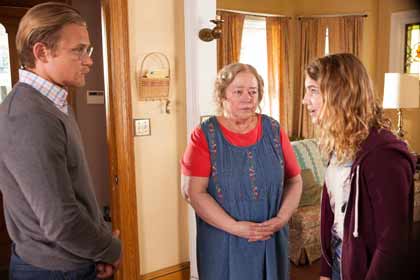 Billy Magnussen (Ellis), Kathy Bates (Maime Trotter) et Sophie Nélisse (Gilly Hopkins) dans La fabuleuse Gilly Hopkins Billy Magnussen (Ellis), Kathy Bates (Maime Trotter) et Sophie Nélisse (Gilly Hopkins) dans La fabuleuse Gilly Hopkins