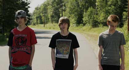 Reece Moffett (Riley), Nick Serino (Nate) et Jackson Martin (Adam) dans Sleeping Giant Reece Moffett (Riley), Nick Serino (Nate) et Jackson Martin (Adam) dans Sleeping Giant