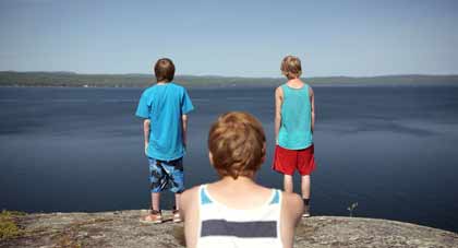 Nick Serino (Nate) et Jackson Martin (Adam) et Reece Moffett (Riley)dans Sleeping Giant dans Sleeping Giant