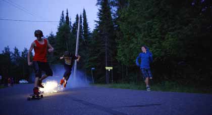 Reece Moffett (Riley), Nick Serino (Nate) et Jackson Martin (Adam) dans Sleeping Giant Reece Moffett (Riley), Nick Serino (Nate) et Jackson Martin (Adam) dans Sleeping Giant