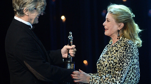 Catherine Deneuve reçoit un Ours d'Or d'honneur Catherine Deneuve reçoit un Ours d'Or d'honneur